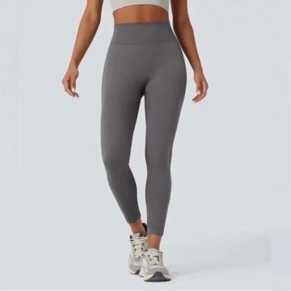 Halara NWOT Seamless High Waisted Booty Scrunch Leggings Grey Sz M 7/8